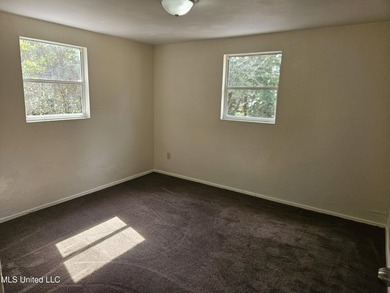 Clean and move-in ready 3-bedroom home priced below retail value - photo 30