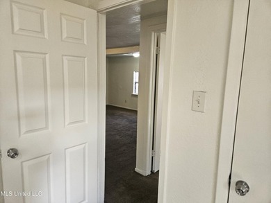 Clean and move-in ready 3-bedroom home priced below retail value - photo 32