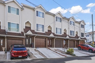 Move right into this spacious and sunny 2-bedroom, 3-level - photo 2