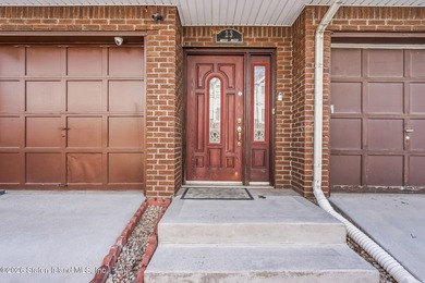 Move right into this spacious and sunny 2-bedroom, 3-level - photo 3