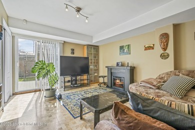 Move right into this spacious and sunny 2-bedroom, 3-level - photo 6
