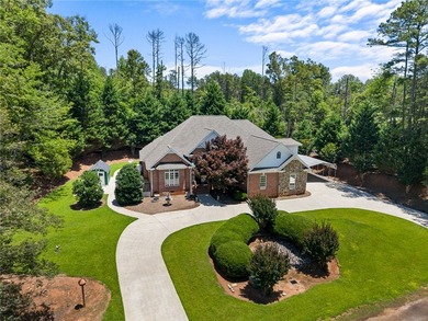 This beautifully designed traditional home offers 4 spacious - photo 1