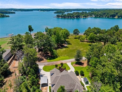 This beautifully designed traditional home offers 4 spacious - photo 2