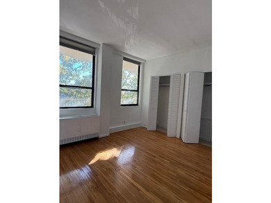 Beautiful and spacious renovated 1 bedroom/ 1 1/2 bathroom - photo 8