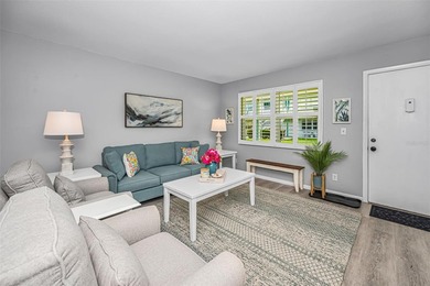 WOW... GROUND FLOOR... IMMACULATE & DESIGNER-PERFECT 2-BEDROOM - photo 4
