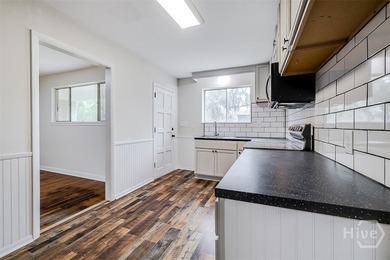 This beautifully renovated 2-bedroom, 1 bath bungalow is full of - photo 13