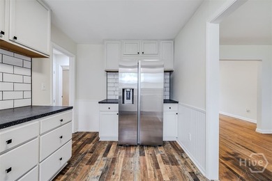 This beautifully renovated 2-bedroom, 1 bath bungalow is full of - photo 17