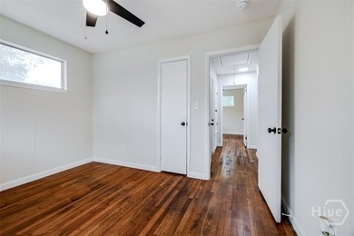 This beautifully renovated 2-bedroom, 1 bath bungalow is full of - photo 27