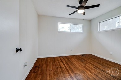 This beautifully renovated 2-bedroom, 1 bath bungalow is full of - photo 28