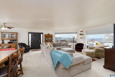 Beautiful 3 bedroom plus den/office home with water views on a - photo 11