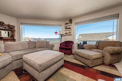 Beautiful 3 bedroom plus den/office home with water views on a - photo 12
