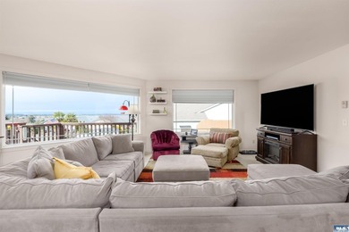 Beautiful 3 bedroom plus den/office home with water views on a - photo 14