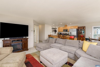 Beautiful 3 bedroom plus den/office home with water views on a - photo 15