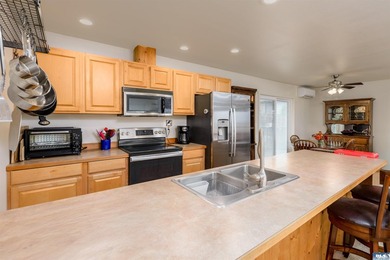 Beautiful 3 bedroom plus den/office home with water views on a - photo 16