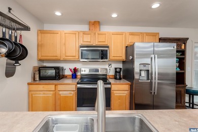 Beautiful 3 bedroom plus den/office home with water views on a - photo 17
