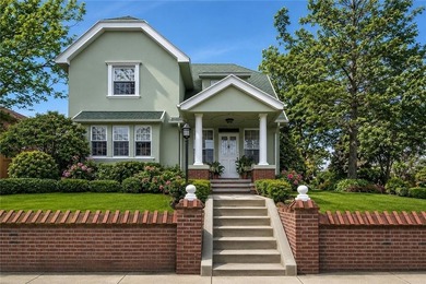 A distinguished Colonial Revival residence with subtle Arts & - photo 2