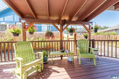 Beautiful 3 bedroom plus den/office home with water views on a - photo 22
