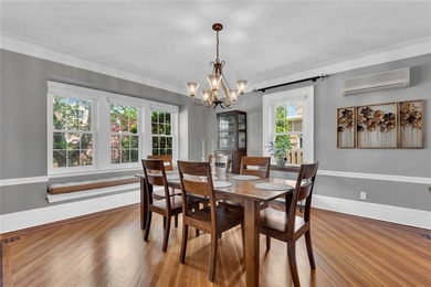 A distinguished Colonial Revival residence with subtle Arts & - photo 3
