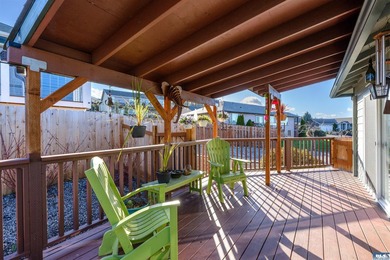 Beautiful 3 bedroom plus den/office home with water views on a - photo 23