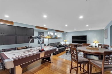 A distinguished Colonial Revival residence with subtle Arts & - photo 4