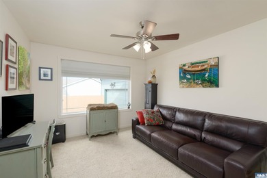 Beautiful 3 bedroom plus den/office home with water views on a - photo 24
