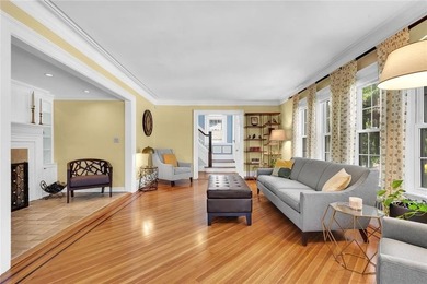 A distinguished Colonial Revival residence with subtle Arts & - photo 5