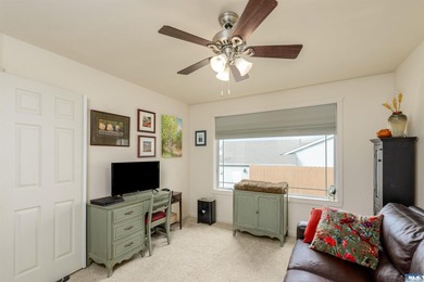 Beautiful 3 bedroom plus den/office home with water views on a - photo 25