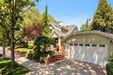 A distinguished Colonial Revival residence with subtle Arts & - photo 6