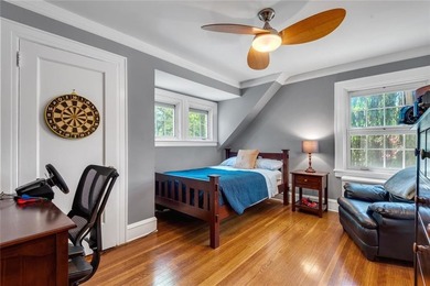 A distinguished Colonial Revival residence with subtle Arts & - photo 8