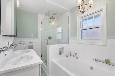 A distinguished Colonial Revival residence with subtle Arts & - photo 9