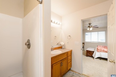 Beautiful 3 bedroom plus den/office home with water views on a - photo 29