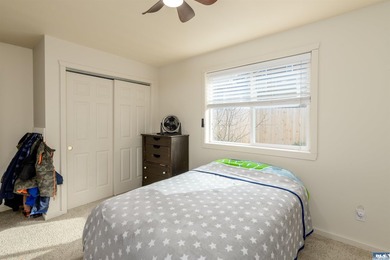 Beautiful 3 bedroom plus den/office home with water views on a - photo 32