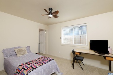 Beautiful 3 bedroom plus den/office home with water views on a - photo 34