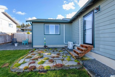 Beautiful 3 bedroom plus den/office home with water views on a - photo 37