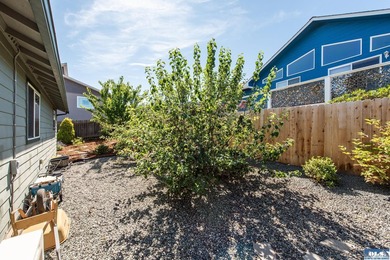 Beautiful 3 bedroom plus den/office home with water views on a - photo 40