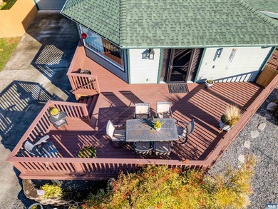 Beautiful 3 bedroom plus den/office home with water views on a - photo 46