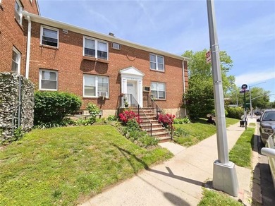 This charming one-bedroom co-op located in the heart of Murray - photo 1