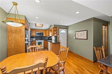 Welcome home to this bright and spacious property in the - photo 4