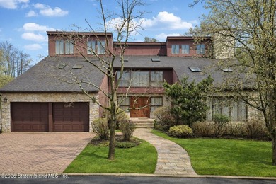 Welcome to 10 Arbutus Way! This stunning custom-built - photo 1