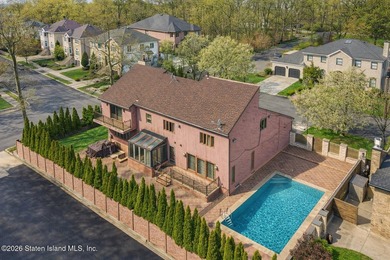 Welcome to 10 Arbutus Way! This stunning custom-built - photo 2
