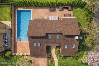 Welcome to 10 Arbutus Way! This stunning custom-built - photo 3