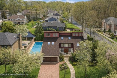 Welcome to 10 Arbutus Way! This stunning custom-built - photo 4