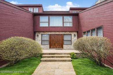 Welcome to 10 Arbutus Way! This stunning custom-built - photo 5