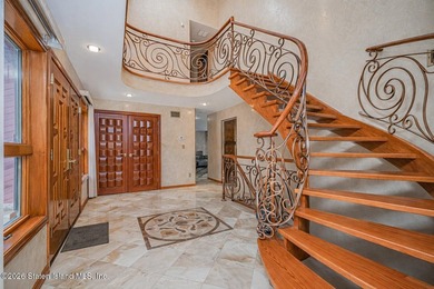 Welcome to 10 Arbutus Way! This stunning custom-built - photo 6