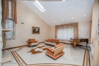 Welcome to 10 Arbutus Way! This stunning custom-built - photo 9