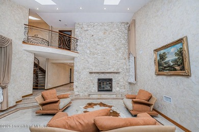 Welcome to 10 Arbutus Way! This stunning custom-built - photo 10