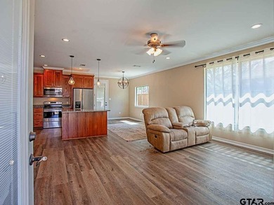 Small Town East Texas Lifestyle is Waiting for You! Welcome home - photo 2