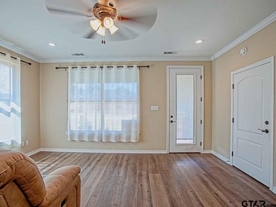 Small Town East Texas Lifestyle is Waiting for You! Welcome home - photo 4