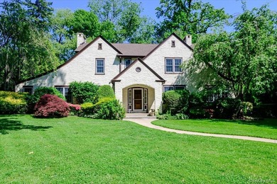 Welcome to this elegant and classic Center Hall Colonial - photo 1