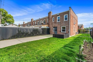 Welcome to this well-maintained semi-detached home in the heart - photo 20